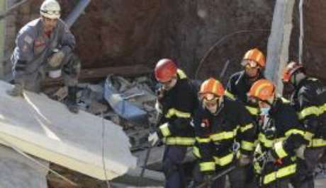  Bombeiros buscam mulher soterrada em desabamento de Igreja da Assembleia de Deus em Diadema, no ABC Paulista