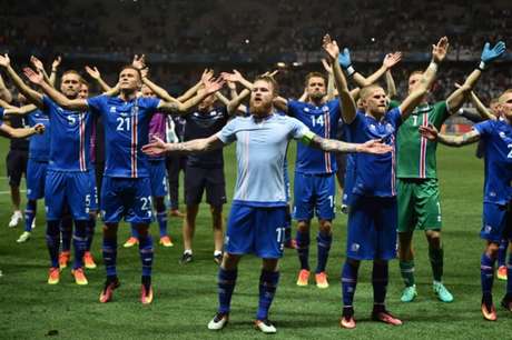 LANCE!
No fim da vitória por 2 a 1 sobre a Inglaterra, pelas oitavas de final da Eurocopa, Gunnarsson (com a camisa pelo avesso) puxa a celebração que envolve jogadores e torcedores (foto:PAUL ELLIS / AFP)