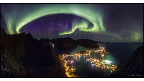 Alex Conu / BBCBrasil.com Fotos de paisagens celestes foram selecionados como vencedores do prêmio anual Fotografia da Terra e do Céu - TWAN, na sigle em inglês. Na categoria principal, Alex Conu venceu com sua imagem de uma aurora boreal sobre a região de Lofoten, na Noruega.