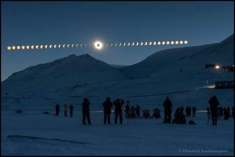 Thanakrit Santikunaporn / BBCBrasil.com Thanakrit Santikunaporn, da Tailândia, foi finalista do prêmio com essa sequência das fases de um eclipse solar, visto de Svalbard, na Noruega.