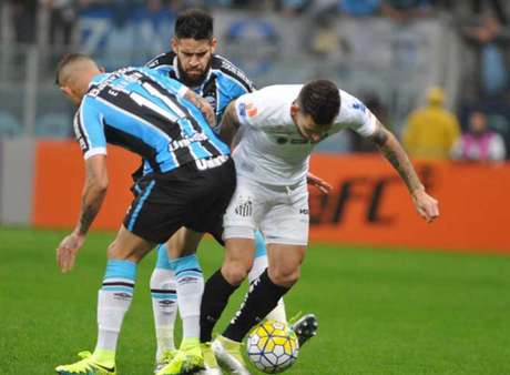 
                        
                        
                    Terceiro gol do Grêmio saiu após Lucas Lima perder a bola no meio (Foto: Ricardo Rimoli/Lancepress!)
