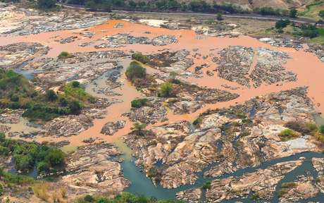 Barragem rompeu-se em novembro e inundou a região 