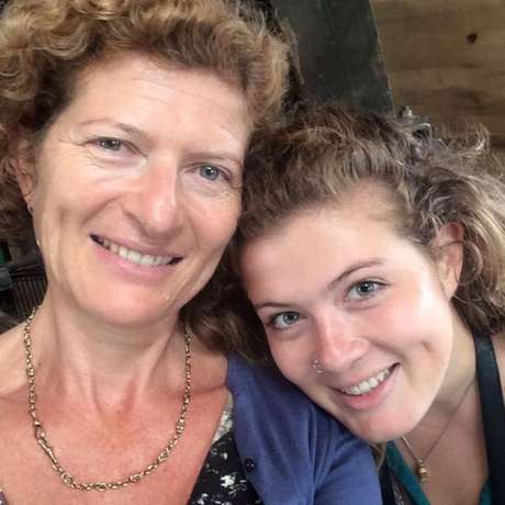 Evie Prichard ea mãe, Mary Ann Sieghart, de quem herdou a "cegueira peara feições" Evie Prichard ea mãe, Mary Ann Sieghart, de quem herdou a "cegueira peara feições"