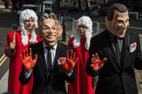 Manifestantes protestam contra decisão de Bush e Blair de ir à guerra