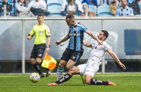 Grêmio x Figueirense: duelo foi válido pela 14º rodada do Brasileiro (Foto: Jeferson Guareze/AGIF/Lancepress!)
Grêmio x Figueirense: duelo foi válido pela 14º rodada do Brasileiro (Foto: Jeferson Guareze/AGIF/Lancepress!)