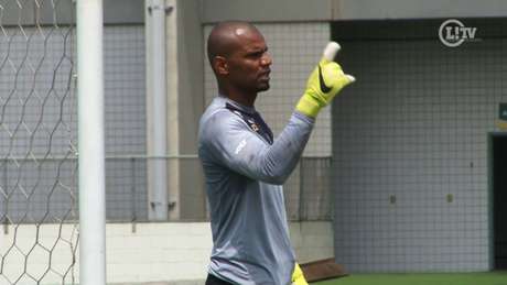 
                        
                        
                    Goleiro Jefferson vai voltando aos poucos aos treinos, após complexa lesão no braço esquerdo. Volta mês que vem