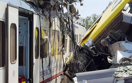 Trens se chocam de frente na Itália deixando ao menos 20 mortos e vários feridos