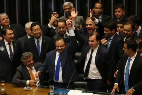 O deputado Rodrigo Maia (a direita) foi eleito presidente da Câmara dos Deputados