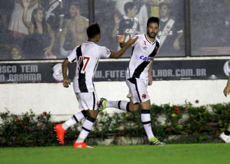 Luan fez o gol que evitou a derrota do Vasco em São Januário (Foto: Paulo Sergio/LANCE!Press)
Luan fez o gol que evitou a derrota do Vasco em São Januário (Foto: Paulo Sergio/LANCE!Press)