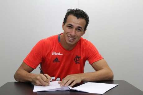 Leandro Damião assinou com o Flamengo (Foto: Divulgação)
Leandro Damião assinou com o Flamengo (Foto: Divulgação)