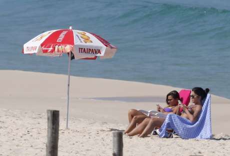 Aline Riscado curtiu a praia ao lado de uma amiga