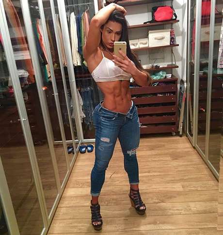 Sexy, Gracyanne exibe abdômen sarado e impressiona fãs