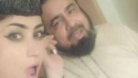 BBC / BBCBrasil.com A postagem dessa imagem ao lado de um clérigo rendeu uma suspensão para o líder religioso