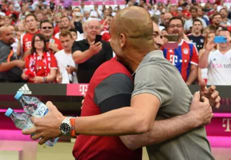 Guardiola cumprimenta Ancelotti, seu sucesso no Bayern de Munique (Foto: CHRISTOF STACHE / AFP)