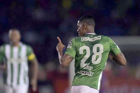 Berrío celebra o belo gol que marcou para o Atlético Nacional. Colombianos venceram o Del Valle em Quito e está muito próximo do seu segundo título na Libertadores (Foto: RODRIGO BUENDIA)