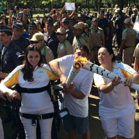 Tetraplégica, Lais Souza conduz tocha de pé e emociona público em SP (Foto: Reprodução/Twitter) Tetraplégica, Lais Souza conduz tocha de pé e emociona público em SP (Foto: Reprodução/Twitter)