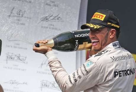 El piloto británico Lewis Hamilton (Mercedes) celebra su victoria en el Gran Premio de Hungría, el domingo 24 de julio de 2016.