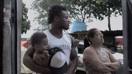 BBC / BBCBrasil.com No país há três anos, Popole Misenga vive com o filho na favela Cinco Bocas