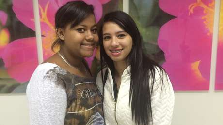 BBC / BBCBrasil.com As amigas Jennifer e Victoria foram procurar emprego juntas, mas reclamam que empregadores pedem experiência