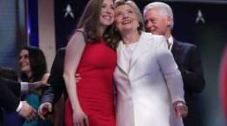 Chelsea e Hillary Clinton na convenção do Partido Democrata que oficializou a candidatura da ex-primeira dama; após crescer na Casa Branca durante a Presidência do pai, Chelsea agora faz campanha pela mãe.