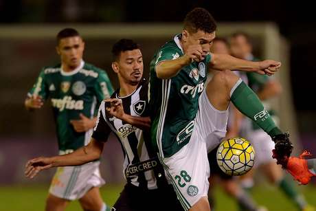 Moisés domina a bola, mas sofre com a marcação do Botafogo, que foi eficiente e barrou durante quase toda a partida o rival paulista