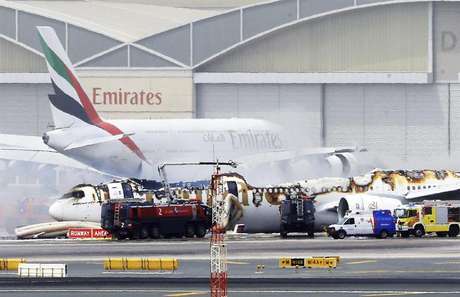 Avião ficou totalmente destruído após incêndio no aeroporto de Dubai