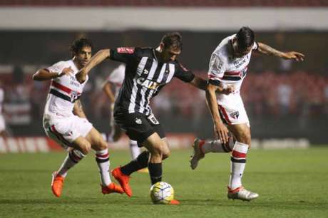 Com gol de Pratto, Atlético-MG bate o São Paulo de virada, no Morumbi (Foto:Eduardo Viana/Lancepress!)