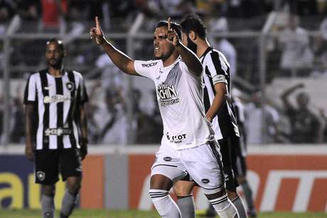 Potker comemora seu gol contra o Botafogo