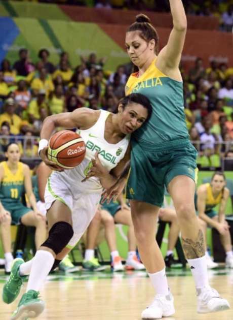 Iziane foi a cestinha da partida de estreia do Brasil com 25 pontos (Foto: JAVIER SORIANO/AFP) Iziane foi a cestinha da partida de estreia do Brasil com 25 pontos (Foto: JAVIER SORIANO/AFP)