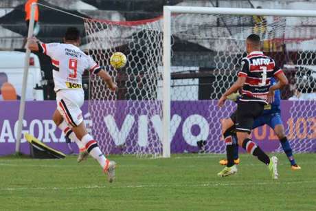 LANCE! Chavez teve três chances de gol e marcou duas vezes na capital pernambucana (Foto:Pablo Kennedy/Lancepress!)