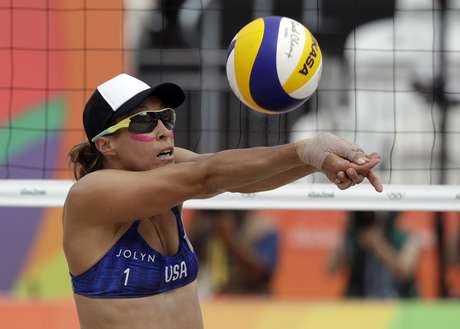 La estadounidense Lauren Fendrick prepara un pase para su compañera de equipo Brooke Sweat en partido ante Polonia en el voleibol de playa en los Juegos Olímpicos de Río de Janeiro, Brasil, el domingo 7 de agosto de 2016. Pese a que la dulpa del voleibol de playa no participó en la polémica de meses en torno al virus del zika, los aficionados brasileños las han incluido en sus burlas a los atletas estadounidenses por los temores que incluso llevaron a algunos a decidir quedarse en casa.