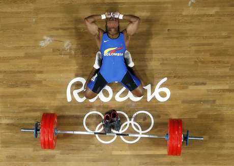 El colombiano Oscar Figueroa festeja tras ganar la medalla de oro en el levantamiento de pesas en los Juegos Olímpicos de Río de Janeiro el lunes, 8 de agosto de 2016.