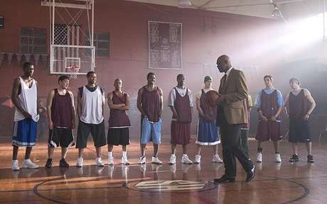 Ken Carter é o dono de uma loja de artigos esportivos que aceita ser o técnico de basquete de sua antiga escola Ken Carter é o dono de uma loja de artigos esportivos que aceita ser o técnico de basquete de sua antiga escola