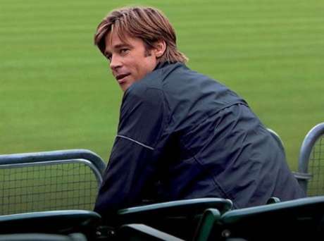 Ao observar seus melhores jogadores serem vendidos para os clubes rivais, Billy Beane, gerente do time Oakland Athletics de beisebol, precisa de uma nova estratégia para manter seu emprego. Ao observar seus melhores jogadores serem vendidos para os clubes rivais, Billy Beane, gerente do time Oakland Athletics de beisebol, precisa de uma nova estratégia para manter seu emprego.
