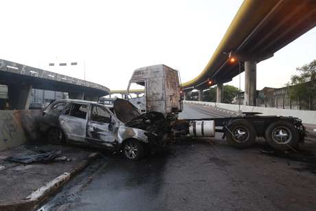 Bandidos incendiaram carros em ruas e avenidas para impedir a perseguição da polícia