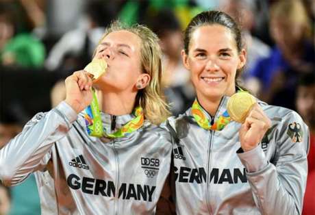 Brincalhona da dupla, Ludwig beija a medalha de ouro conquistada no Rio de Janeiro (Foto: AFP)