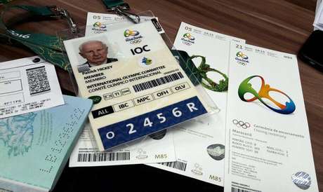 Documentos pertenecientes al irlandés Patrick Hickey, miembro del consejo directivo del COI, que incluye su acreditación olímpica y pasaporte junto con boletos de entrada a eventos de las justas de Río, son exhibidos en una conferencia de prensa de la policía en Río de Janeiro, Brasil el miércoles 17 de agosto de 2016.