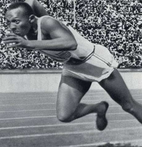 Jesse Owens, então com 23 anos, foi aos Jogos de Berlim 1936 não para bater um, mas quatro recordes olímpicos: 100 e 200 metros rasos, revezamento de 400 metros e salto em distância Jesse Owens, então com 23 anos, foi aos Jogos de Berlim 1936 não para bater um, mas quatro recordes olímpicos: 100 e 200 metros rasos, revezamento de 400 metros e salto em distância