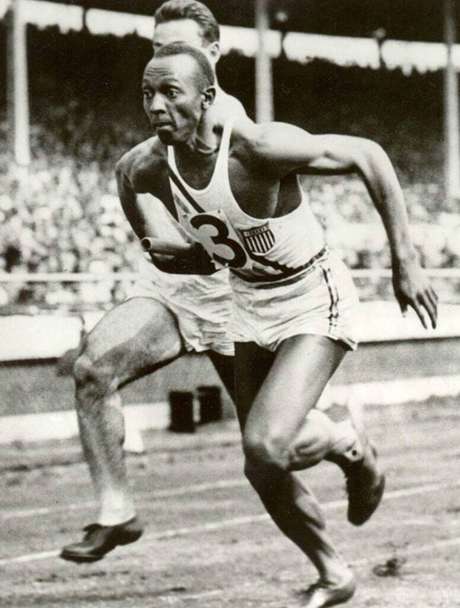 Embora seja considerado um ícone do olimpismo, da superação e da igualdade pelo esporte, Jesse Owens nunca teve, em vida, o reconhecimento digno de seus feitos – apesar de ter batido oito recordes mundiais, em diversas modalidades Embora seja considerado um ícone do olimpismo, da superação e da igualdade pelo esporte, Jesse Owens nunca teve, em vida, o reconhecimento digno de seus feitos – apesar de ter batido oito recordes mundiais, em diversas modalidades