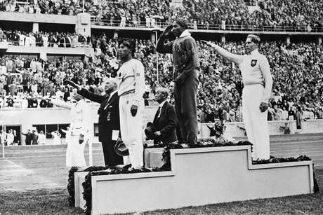 Quatro anos atrás, na inauguração do Hall da Fama da Associação Internacional de Atletismo (IAAF), Owens figurou na primeira turma de homenageados Quatro anos atrás, na inauguração do Hall da Fama da Associação Internacional de Atletismo (IAAF), Owens figurou na primeira turma de homenageados
