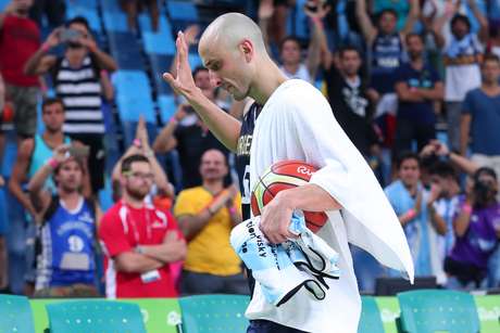 Getty Images Ginobili deixou a quadra emocionado e sob muitos aplausos; argentino levou a bola do jogo como lembrança de sua despedida da seleção argentina