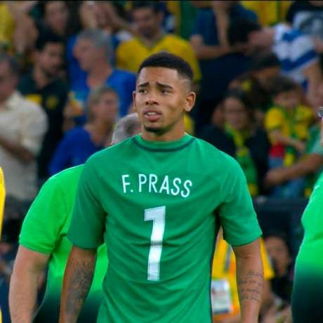 Companheiro de Prass no Verdão, Gabriel Jesus vestiu a camisa do amigo na cerimônia de premiação (Foto: Reprodução TV Globo) Companheiro de Prass no Verdão, Gabriel Jesus vestiu a camisa do amigo na cerimônia de premiação (Foto: Reprodução TV Globo)