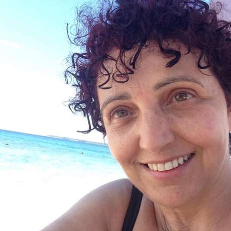 Dedé tem 58 anos e já passou por situações em que o namorado foi confundido com um filho Dedé tem 58 anos e já passou por situações em que o namorado foi confundido com um filho