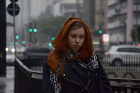 Pedestres se protegem da chuva na Avenida Paulista, em São Paulo (SP), nesta segunda-feira (22/8/2016). 