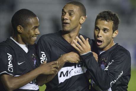 Elias e Cristian (com Morais) formavam a dupla de volantes do Corinthians que ajudou o Corinthians a subir da Série B e, depois, ser campeão paulista e da Copa do Brasil no ano posterior