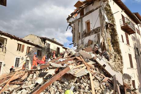 Resultado de imagem para Terremoto atinge o centro da Itália; FOTOS