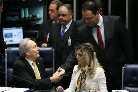 Brasília - O presidente do STF, Ricardo Lewandowski, cumprimenta o ex-ministro Nelson Barbosa durante o terceiro dia da sessão de julgamento do impeachment da presidenta afastada Dilma Rousseff