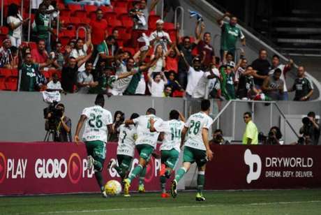 Jogadores do Palmeiras festejam gol em Brasília (Foto: Claudio Duarte/ Raw Image/Lancepress!)