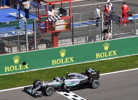 El alemán Nico Rosberg cruza la meta en su Mercedes para ganar el Gran Premio de Bélgica de la Fórmula Uno, el domingo 28 de agosto de 2016