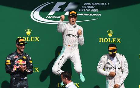 El alemán Nico Rosberg, de la escudería Mercedes, celebra en el podio del Gran Premio de Bélgica el domingo 28 de agosto de 2016, flanqueado por el australiano Daniel Ricciardo (izquierda), quien llegó segundo, y por el británico Lewis Hamilton, quien fue tercero